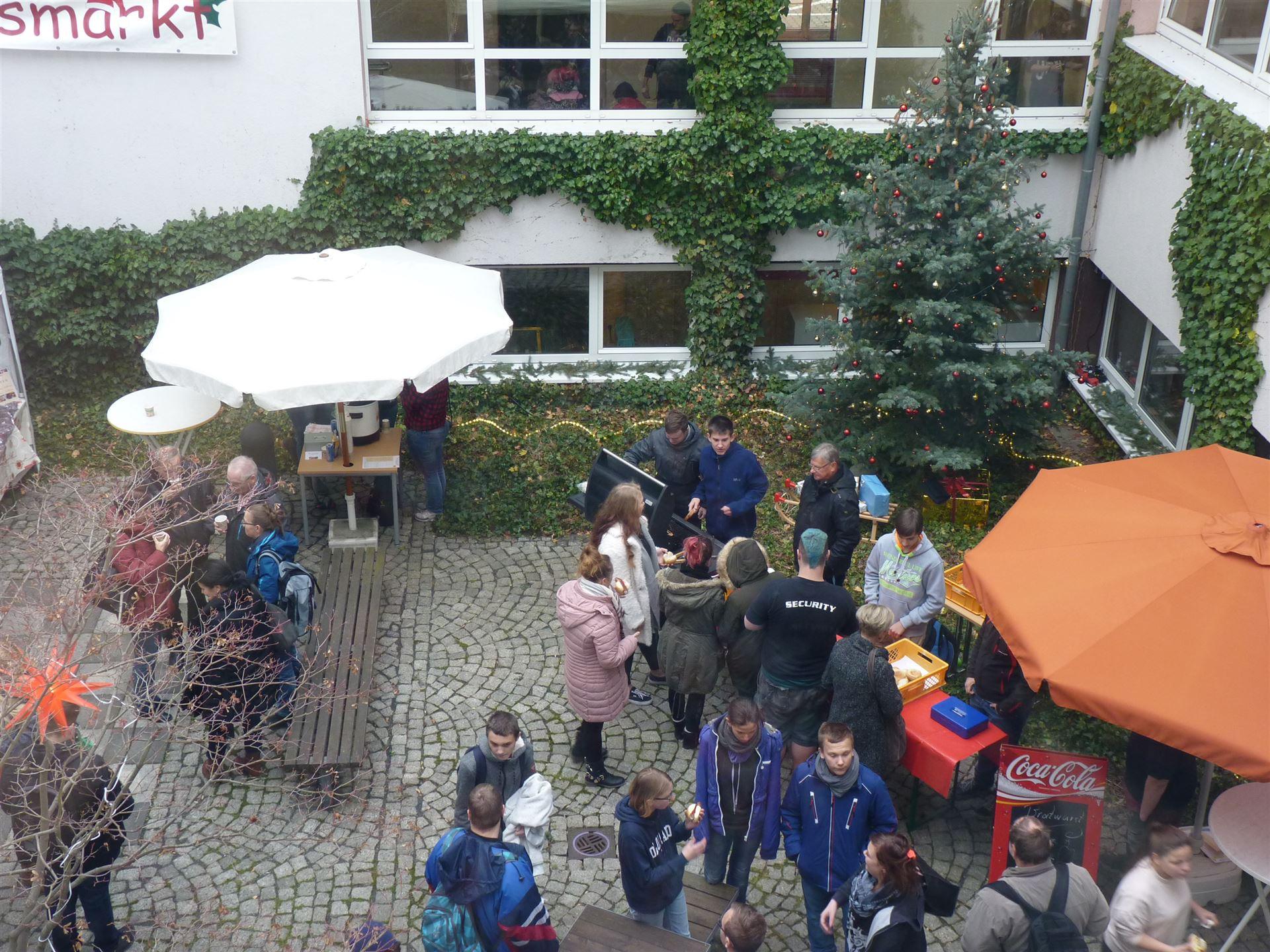 Wir bieten Ihnen die dreijährige Ausbildung zum/zur \